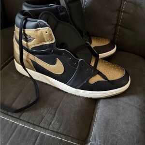 Nike Air Jordan 1 Retro High - Black & Metallic Gold size 13m